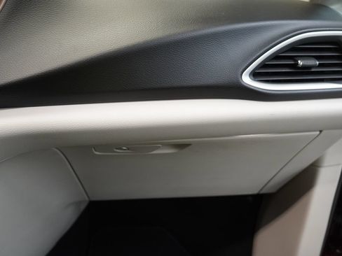 Used 2017 Chrysler Pacifica Touring-L FWD image 36