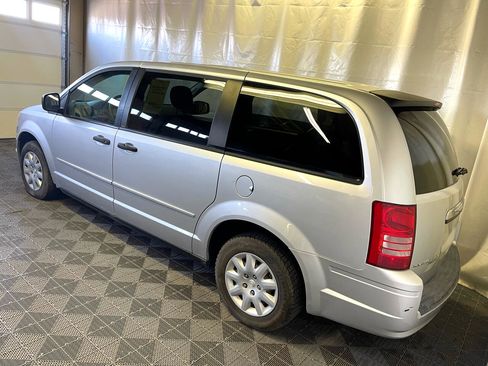 Used 2008 Chrysler Town & Country LX image 4