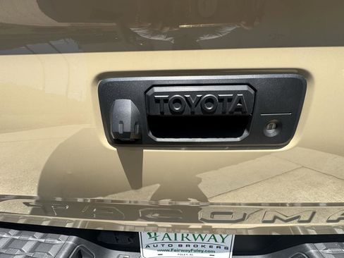 Used 2020 Toyota Tacoma TRD Off-Road AWD/4WD image 23