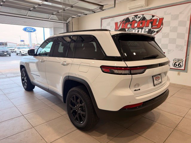 Used 2025 Jeep Grand Cherokee Altitude AWD/4WD image 9