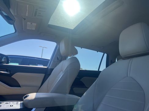 Used 2021 Toyota Highlander XLE image 12