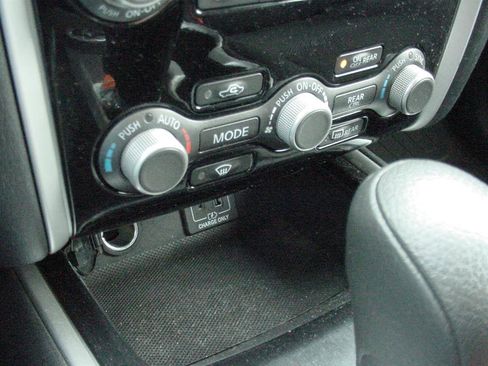 Used 2019 Nissan Pathfinder S image 17