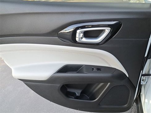 Used 2025 Jeep Compass Limited image 13