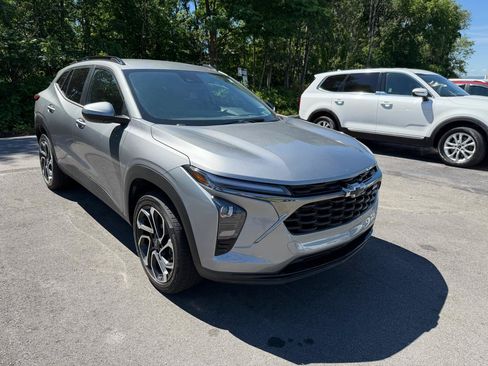 Used 2025 Chevrolet Trax RS w/ Driver Confidence Package FWD image 3