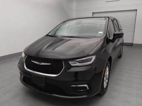 Used 2023 Chrysler Pacifica Touring-L image 15