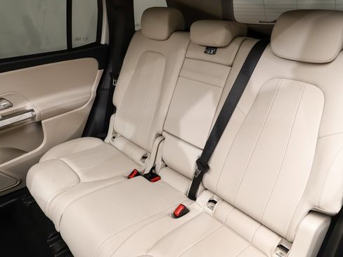 Certified 2022 Mercedes-Benz GLB 250 4MATIC image 11