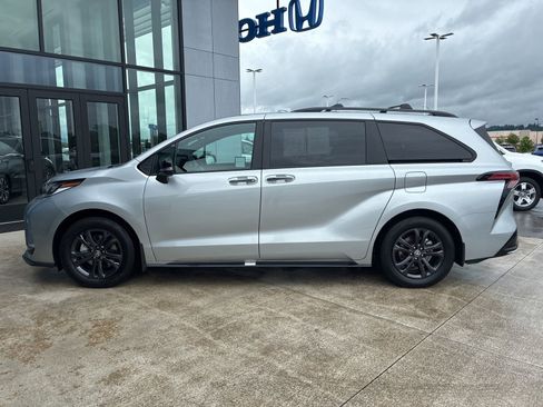 Used 2025 Toyota Sienna XSE w/ XSE Premium Package AWD/4WD image 8