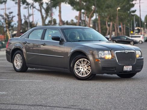 Used 2009 Chrysler 300 LX RWD image 2