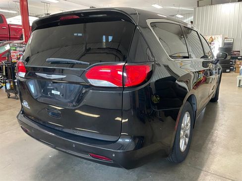 Used 2022 Chrysler Voyager LX FWD image 6