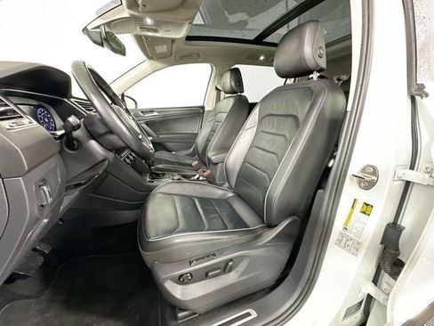 Used 2019 Volkswagen Tiguan SEL Premium w/ 3rd Row Seat Package AWD/4WD image 4
