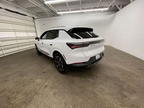 Used 2025 Chevrolet Equinox EV LT w/ Convenience Package image 4