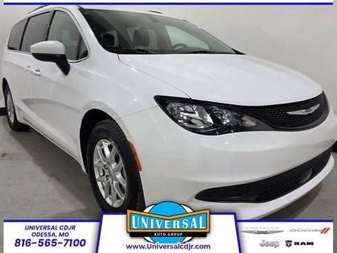 Used 2022 Chrysler Voyager LX image 1