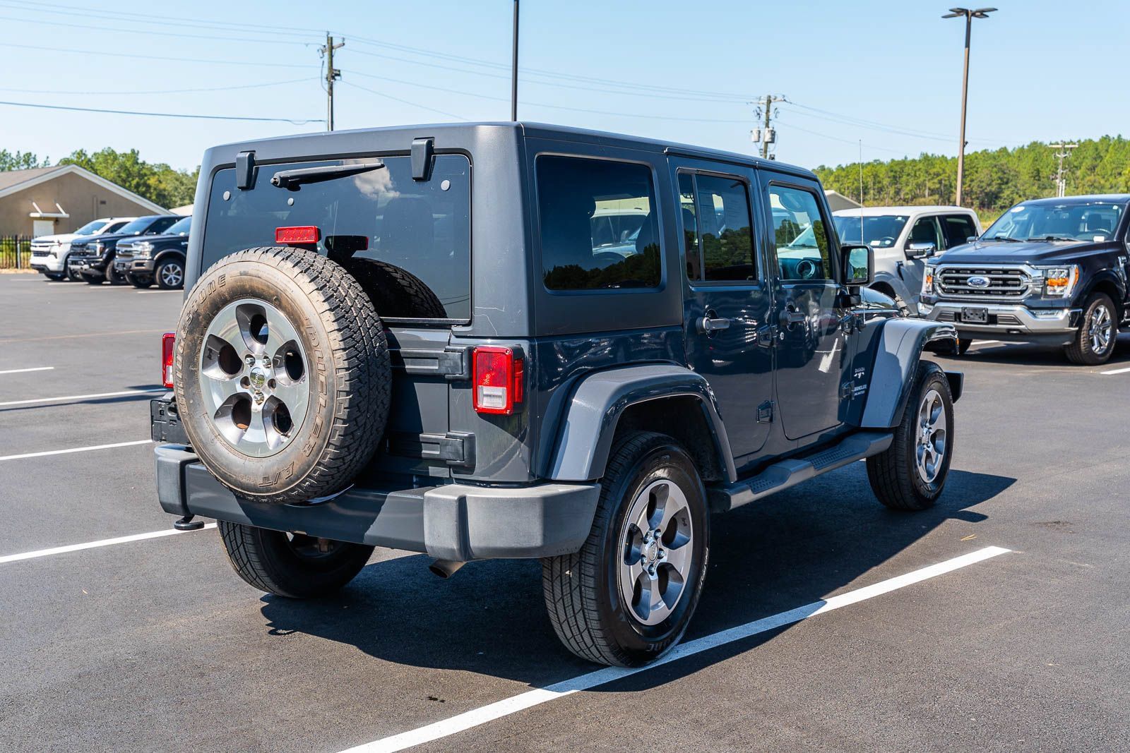 Used 2017 Jeep Wrangler Unlimited Sahara AWD/4WD image 7