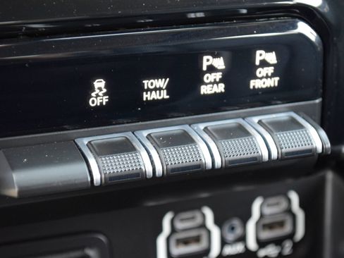 Used 2019 RAM 1500 Laramie AWD/4WD image 12
