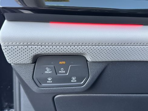 Certified 2025 Volkswagen Atlas Peak Edition SE image 30