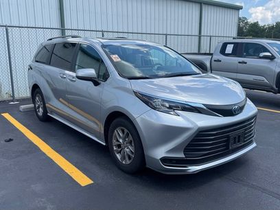 Used 2025 Toyota Sienna LE w/ LE Plus Package