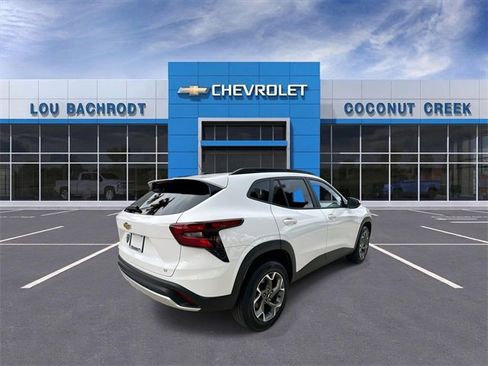 Used 2025 Chevrolet Trax LT w/ LT Convenience Package image 8