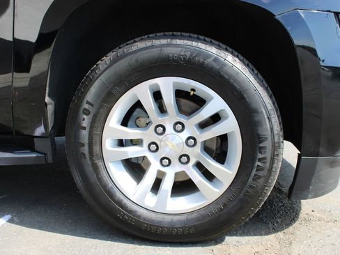 Used 2019 Chevrolet Suburban LT image 12