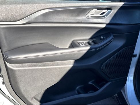 Used 2023 Jeep Grand Cherokee Laredo image 12