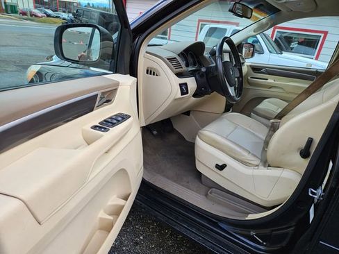 Used 2010 Volkswagen Routan SE image 9