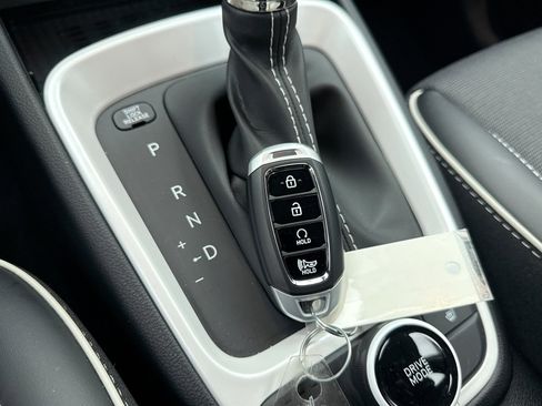 Used 2024 Hyundai Venue Limited image 24