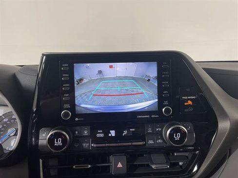 Used 2022 Toyota Highlander XLE AWD/4WD image 18