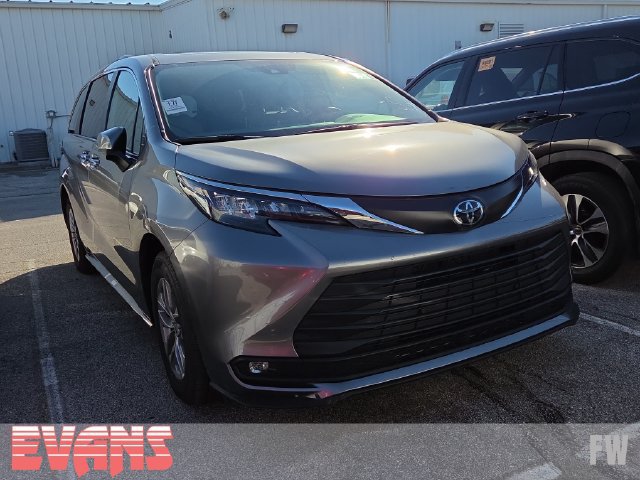 Used 2026 Toyota Sienna XLE FWD image 1