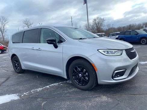 Used 2024 Chrysler Pacifica Touring-L image 11