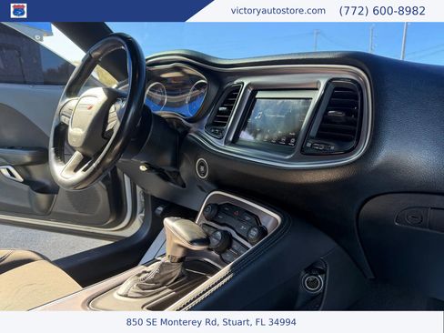 Used 2019 Dodge Challenger SXT image 34