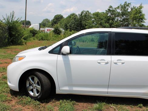 Used 2015 Toyota Sienna LE FWD image 10