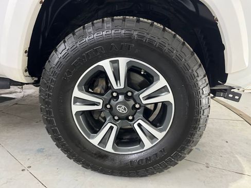 Used 2017 Toyota Tacoma TRD Sport w/ Premium & Technology Package image 17