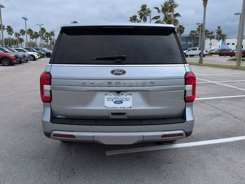 Used 2024 Ford Expedition XLT image 4