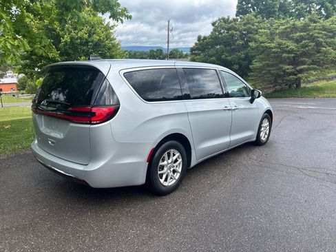 Used 2023 Chrysler Pacifica Touring-L FWD image 3