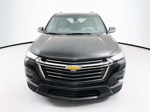 Used 2023 Chevrolet Traverse LT image 2