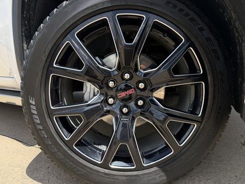 Used 2024 GMC Sierra 1500 Denali w/ Technology Package AWD/4WD image 10