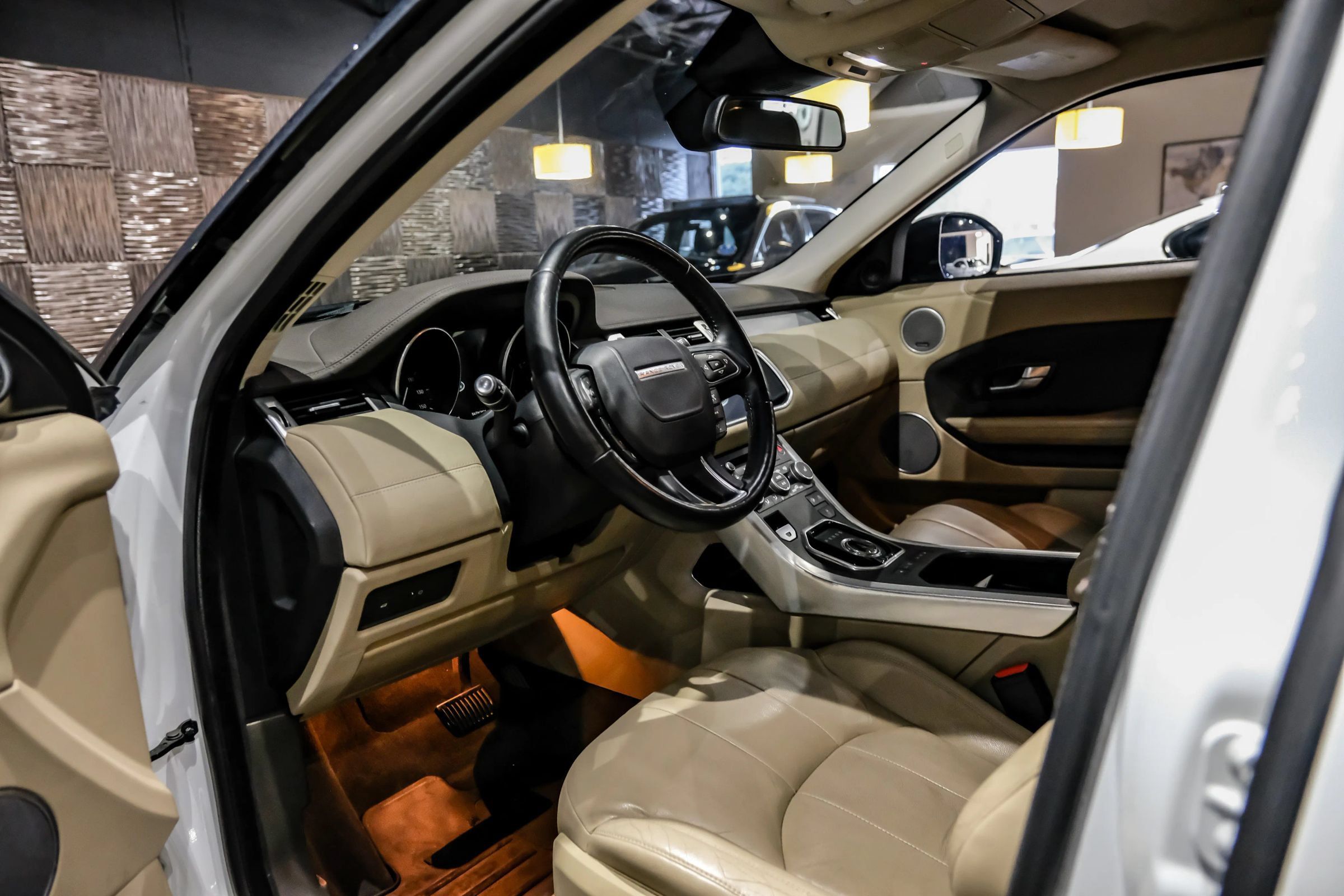 Used 2017 Land Rover Range Rover Evoque SE AWD/4WD image 3