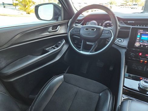 Used 2023 Jeep Grand Cherokee Altitude image 9