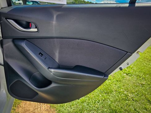 Used 2014 MAZDA MAZDA3 i SV FWD image 25