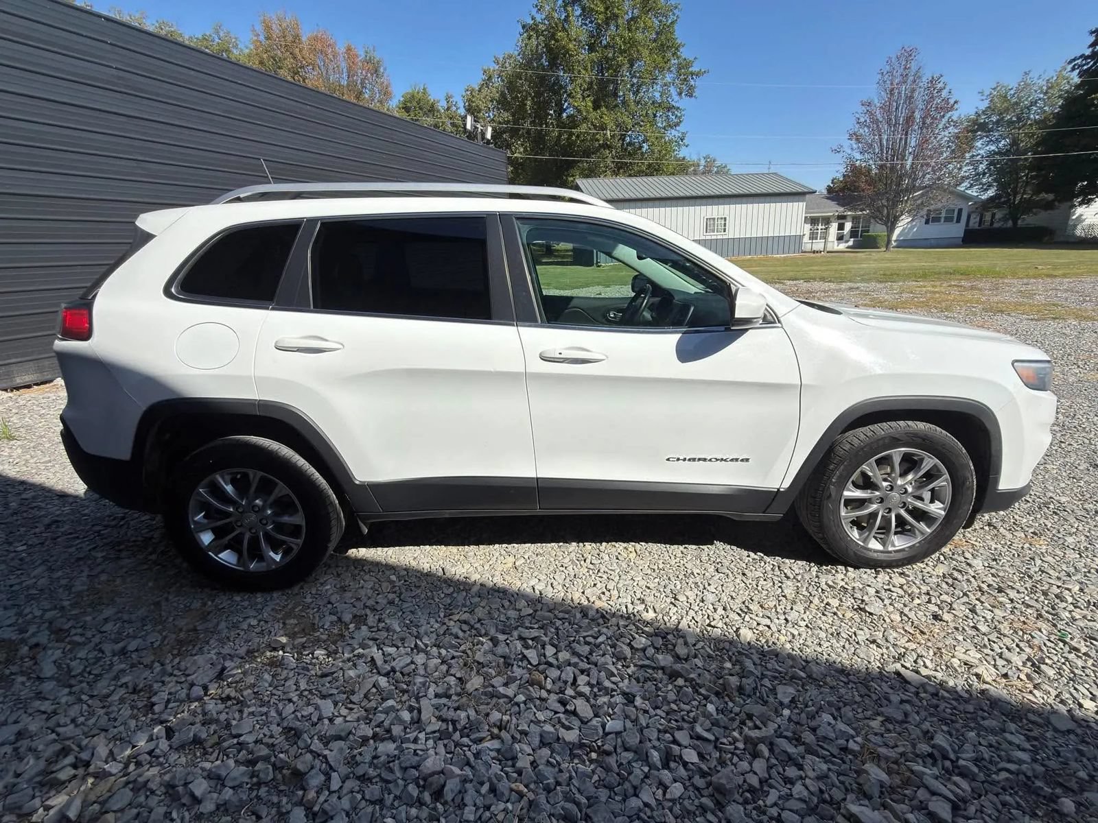 Used 2019 Jeep Cherokee Latitude Plus w/ Comfort/Convenience Group FWD image 4