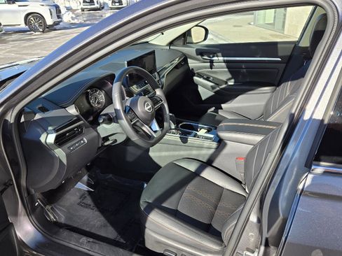 Used 2024 Nissan Altima 2.5 SR w/ SR Premium Package image 3