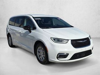 Used 2024 Chrysler Pacifica Touring-L video 3
