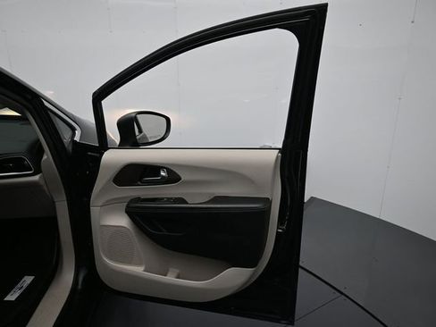 Used 2022 Chrysler Voyager LX image 30