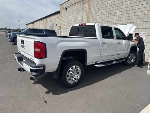 Used 2019 GMC Sierra 2500 Denali w/ Duramax Plus Package AWD/4WD image 3