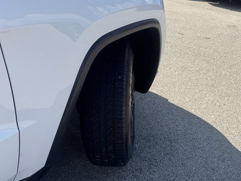 Used 2018 Jeep Grand Cherokee Laredo AWD/4WD image 12
