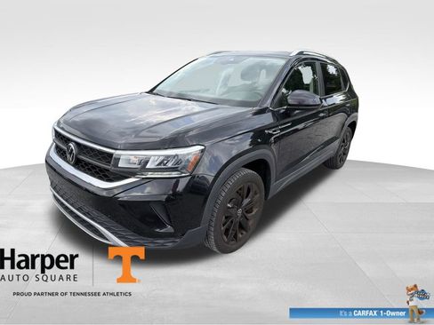 Used 2023 Volkswagen Taos SE w/ Panoramic Sunroof Package FWD image 1