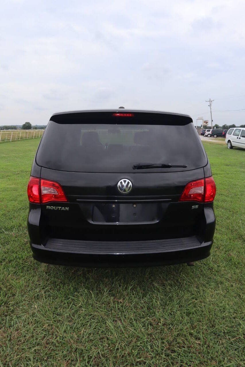 Used 2010 Volkswagen Routan SE FWD image 8