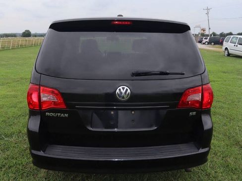 Used 2010 Volkswagen Routan SE FWD image 8