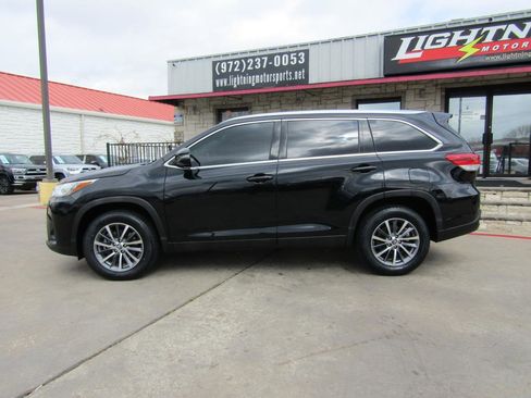 Used 2019 Toyota Highlander XLE image 2