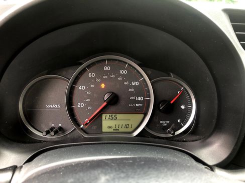 Used 2013 Toyota Yaris LE image 9