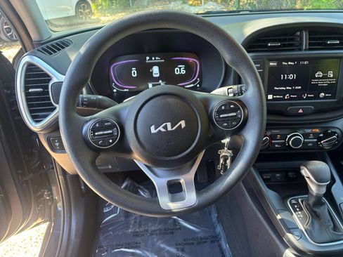 Used 2025 Kia Soul LX w/ LX Technology Package FWD image 28